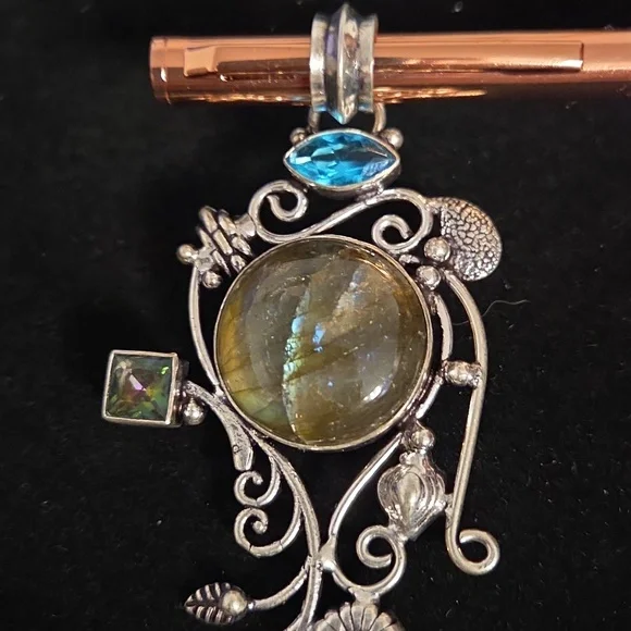 Elegant Silver Pendant with Blue and Green Accents - Picture 3 of 8